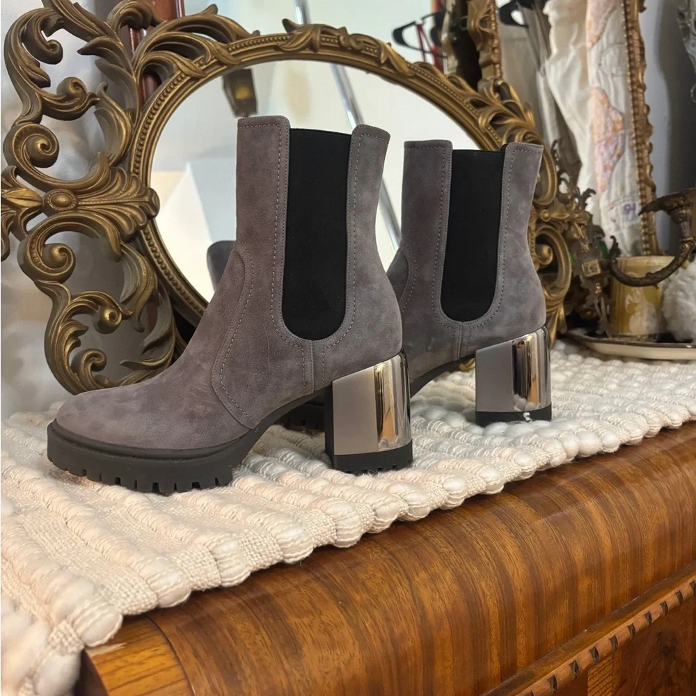 NWOT Casadei Italian Gray Suede Heeled Ankle Boots, sz 38.5 - Picture 2 of 6